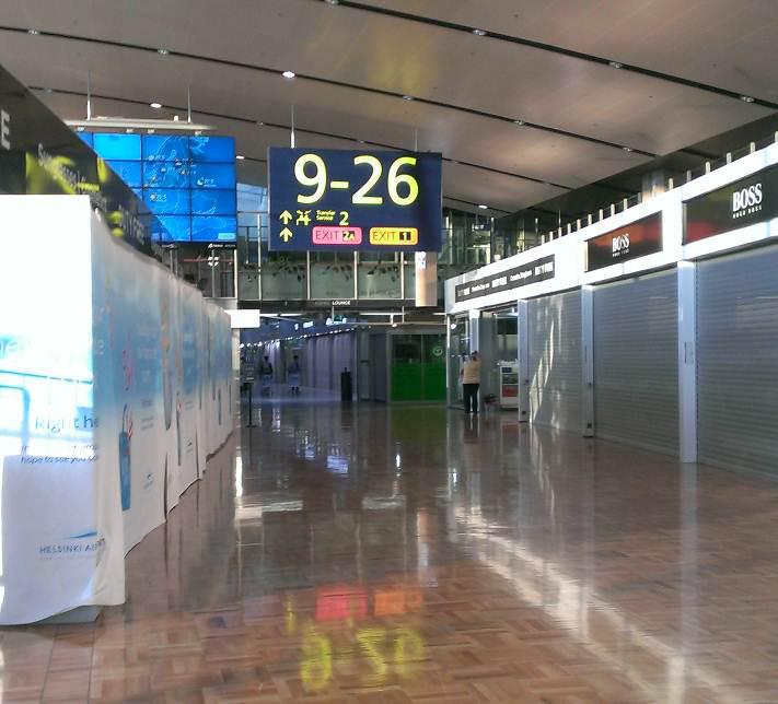 人通りもなくなった空港内 人通りもなくなった空港内