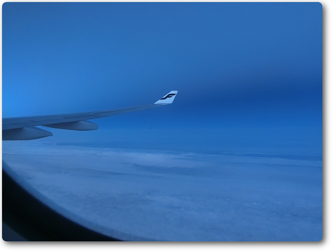 満月に照らされた雲海の上を飛ぶ 満月に照らされた雲海の上を飛ぶ