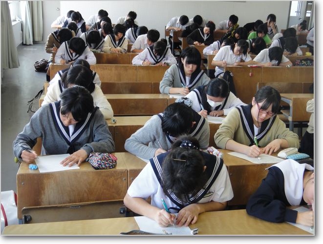 熱心に取り組む応募者の皆さん 熱心に取り組む応募者の皆さん