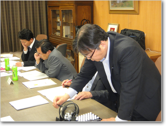 抽選器を回す三木常務理事 抽選器を回す三木常務理事