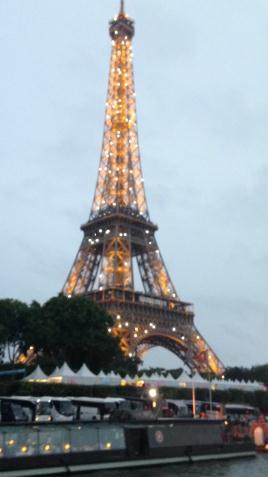 ライトアップされたエッフェル塔 ライトアップされたエッフェル塔