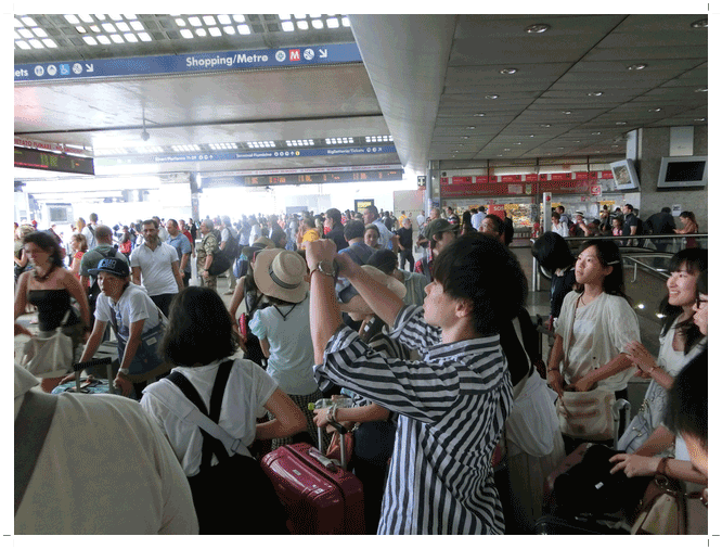 人と荷物で溢れる駅構内 人と荷物で溢れる駅構内