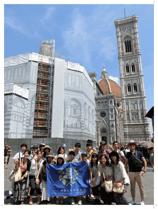 フィレンツェのサンタ・マリア・デル・フィオーレ大聖堂前にて