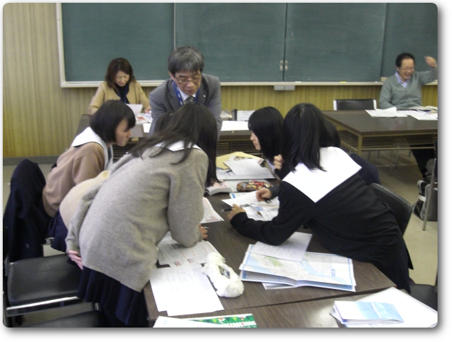 加藤さんからの資料に見入る参加者 加藤さんからの資料に見入る参加者