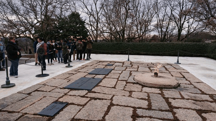 ケネディ大統領の墓の前で