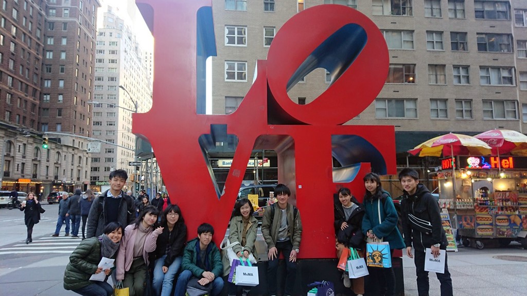 6番街55丁目にあるロバート・インディアナの彫刻作品『LOVE』