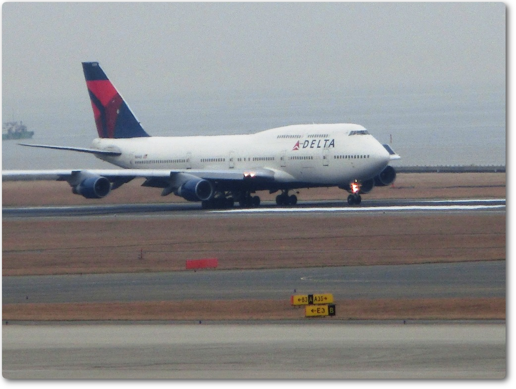セントレアを滑走するDELTA_630便