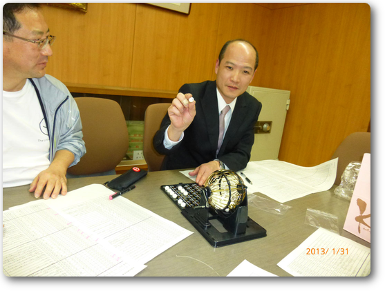 抽選中の池田理事長と三品監事 抽選中の池田理事長と三品監事