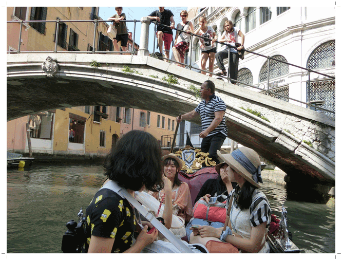 ゴンドラは橋の上にいる観光客からの絶好の被写体です