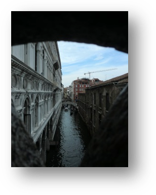 「ため息橋」の飾り窓から見える水路