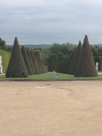 ベルサイユ宮殿の広大な庭