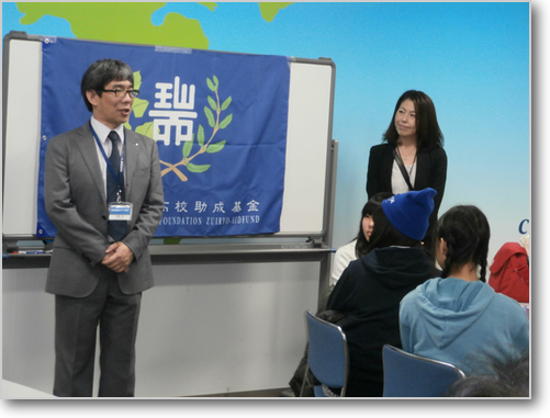 旅行社の加藤さんと添乗員の有馬さん 旅行社の加藤さんと添乗員の有馬さん