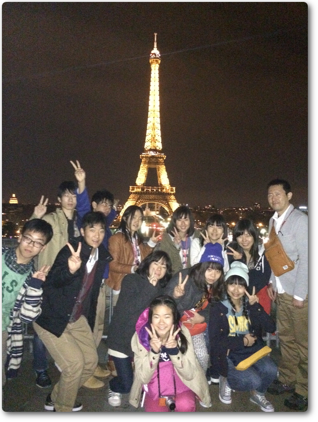 エッフェル塔の夜景を背景に エッフェル塔の夜景を背景に