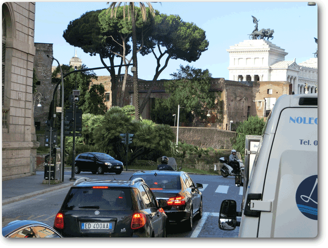 ローマ市内は至る所で新旧の遺跡が混在